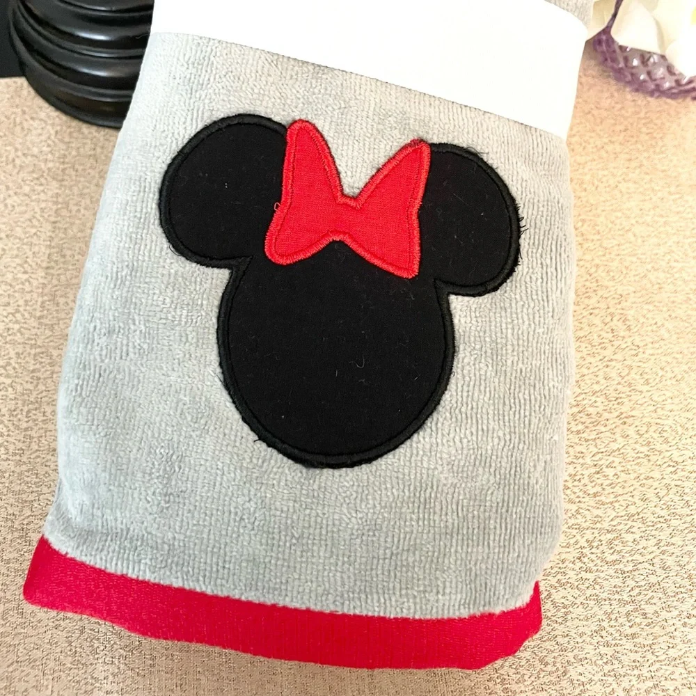 NWT Set of 2 MINNIE MOUSE Hand Towels